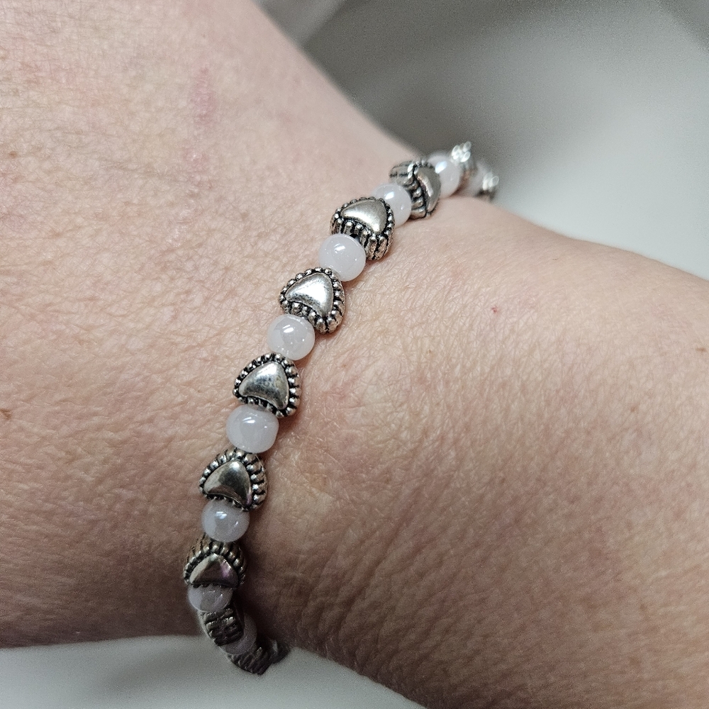 NWOT Silver Hearts And MOTHER OF PEARL Beaded Stretch Bracelet ☆ Handmade☆ - Picture 4 of 4